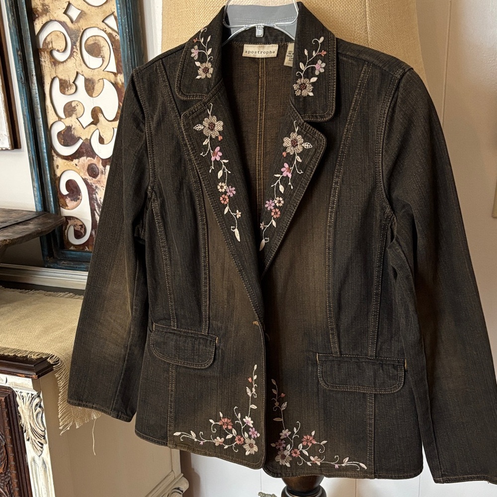 Apostrophe Floral Embroidered Blazer